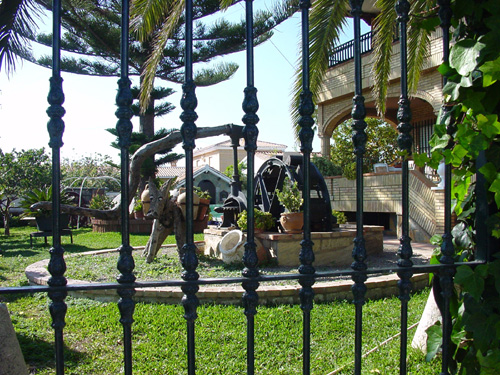 alte-Wasserfoerdertechnik-in-einem-Garten-auf-dem-Weg-zum-Strand